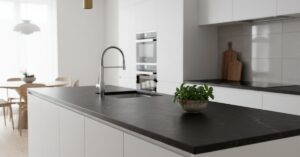 Biała kuchnia z czarnym blatem: Trendy 2026 i inspiracje